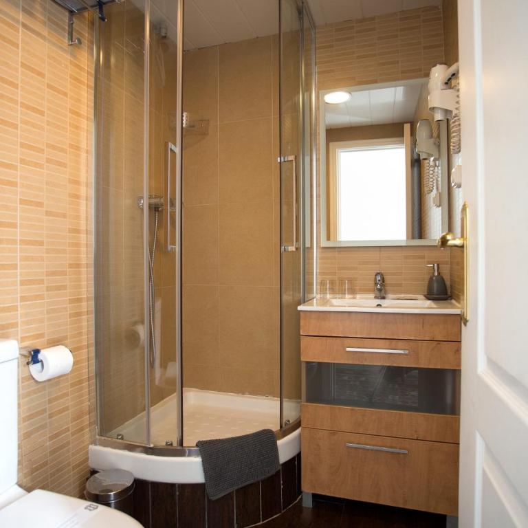 Hostal Eixample - Double or Twin Room with Balcony and with Private Bathroom - 10