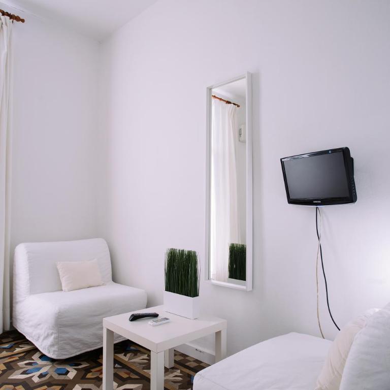 Hostal Eixample - Large Exterior Double Room with private bathroom and balcony - 10