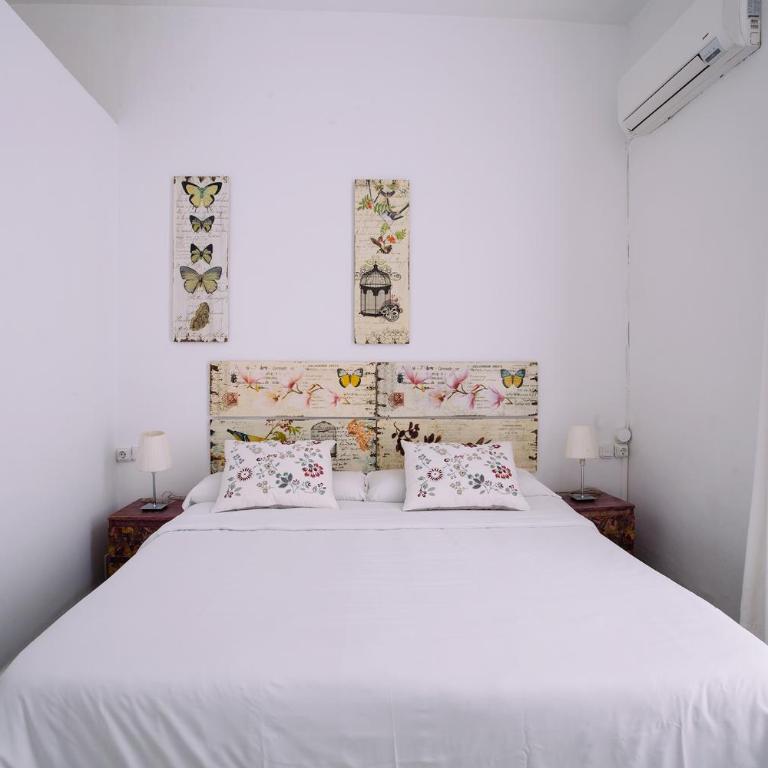 Hostal Eixample - Large Exterior Double Room with private bathroom and balcony - 1