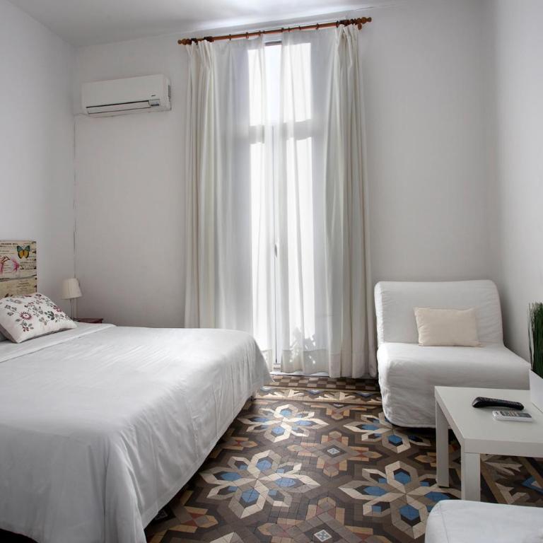 Hostal Eixample - Large Exterior Double Room with private bathroom and balcony - 3