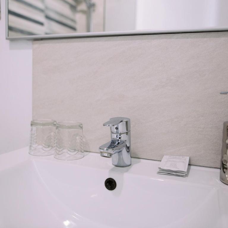 Hostal Eixample - Double or Twin Room with Balcony and with Private Bathroom - 9