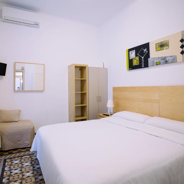 Hostal Eixample - Double or Twin Room with Interior Balcony and with Private Bathroom - 3