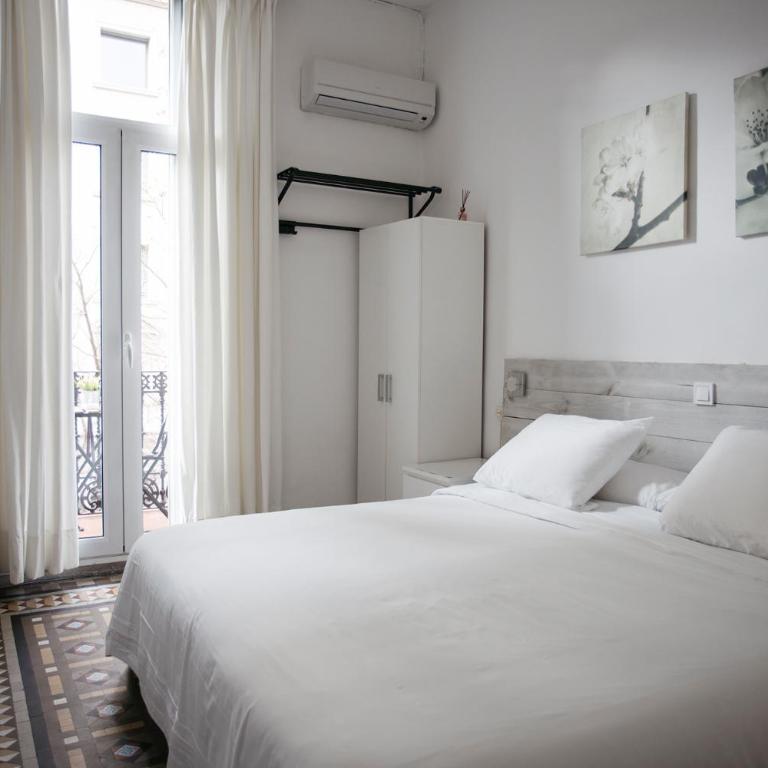 Hostal Eixample - Double or Twin Room with Balcony and with Private Bathroom - 5