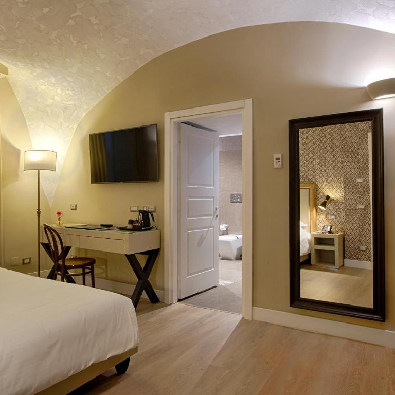 Caruso Place Luxury Rooms & Suites - Camera Tripla Deluxe - 3