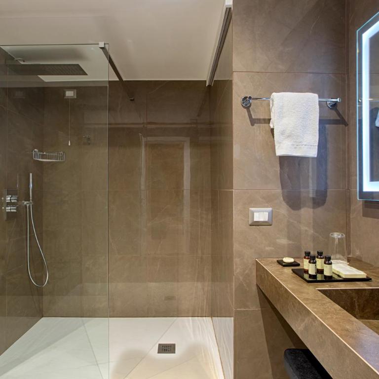 Caruso Place Luxury Rooms & Suites - Suite with Gallery and Street view - 7