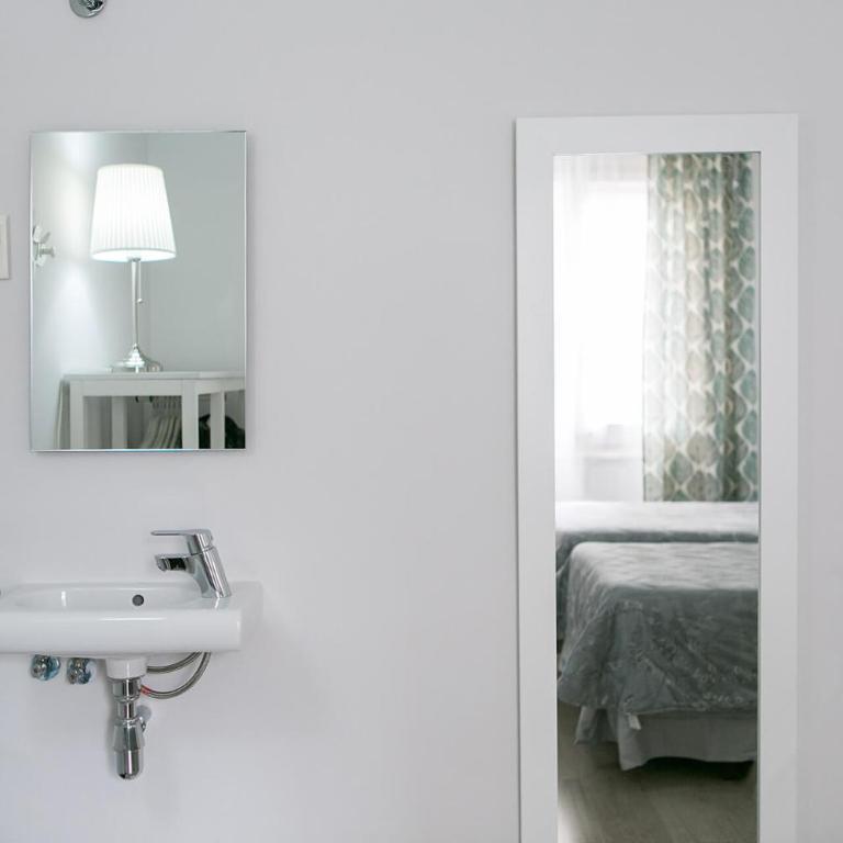 Blanc Guest House - Exterior Twin Room with Shared Bathroom - 11