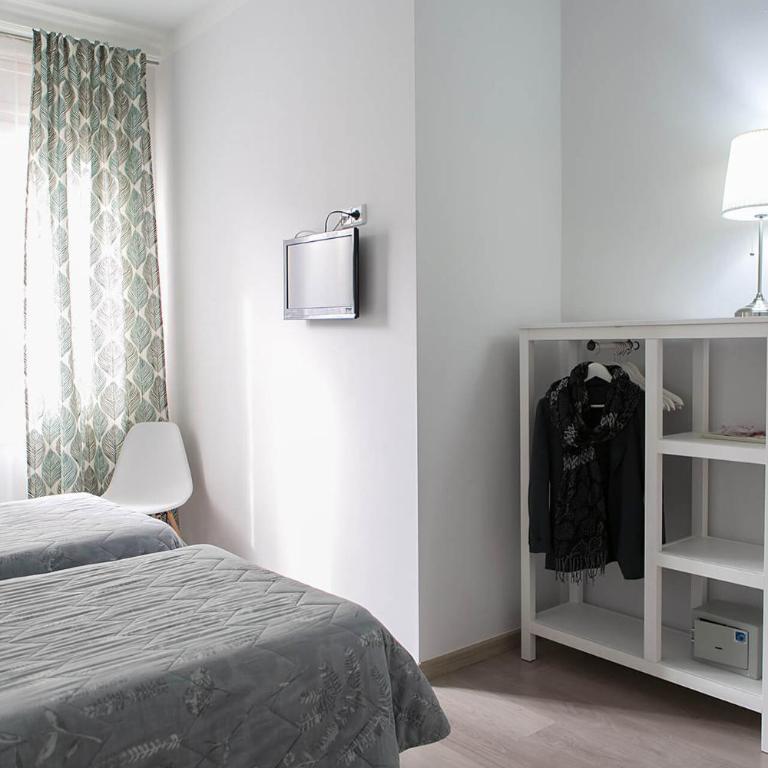 Blanc Guest House - Exterior Twin Room with Shared Bathroom - 5