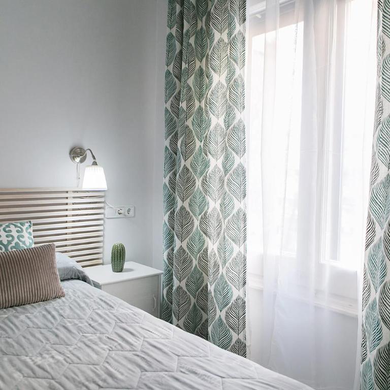 Blanc Guest House - Exterior Twin Room with Shared Bathroom - 1