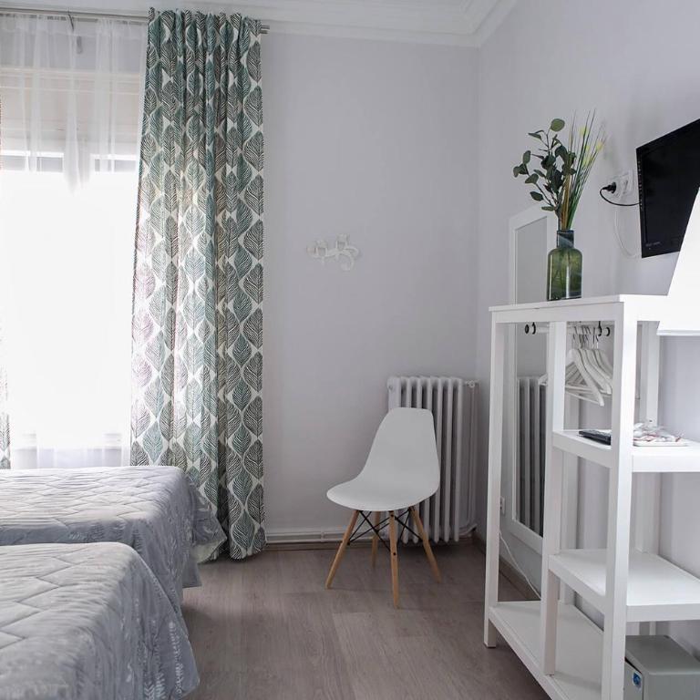 Blanc Guest House - Exterior Twin Room with Shared Bathroom - 8