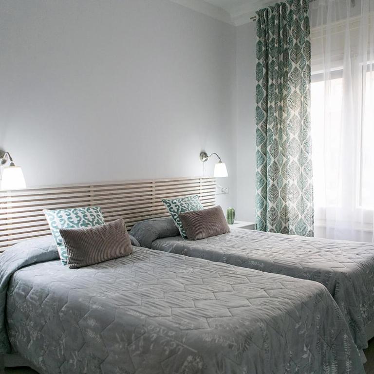 Blanc Guest House - Exterior Twin Room with Shared Bathroom - 9