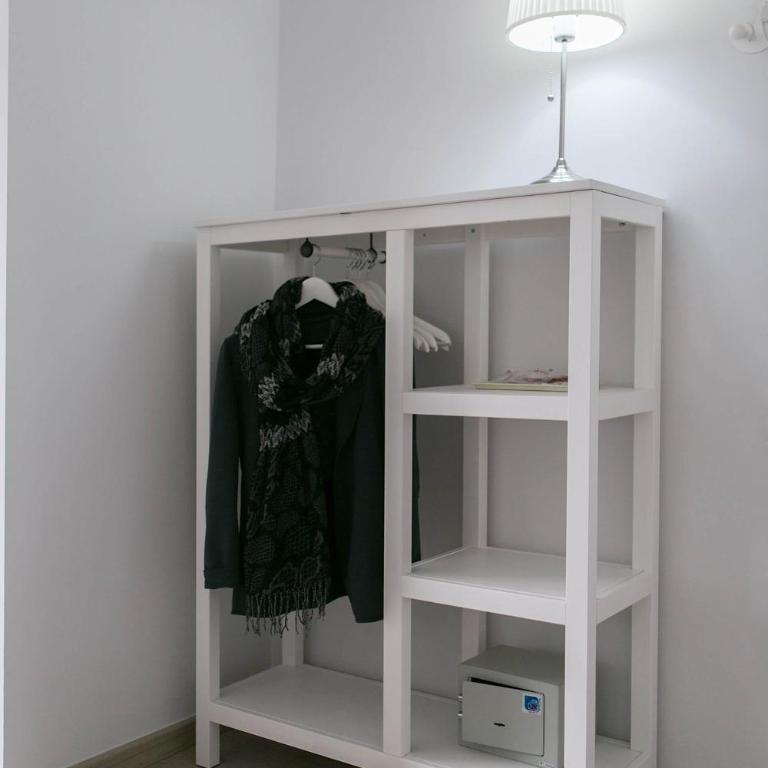Blanc Guest House - Exterior Twin Room with Shared Bathroom - 16