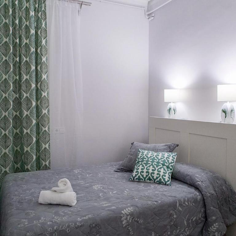 Blanc Guest House - Interior Single Room with Shared Bathroom - 4