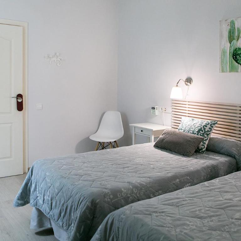 Blanc Guest House - Interior Twin Room with Shared Bathroom - 4