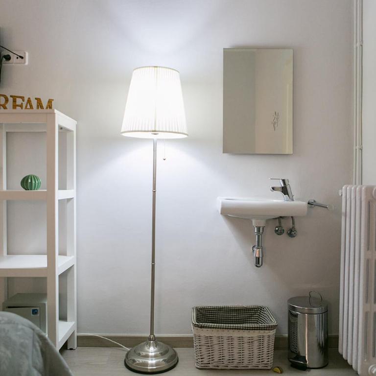 Blanc Guest House - Interior Twin Room with Shared Bathroom - 5