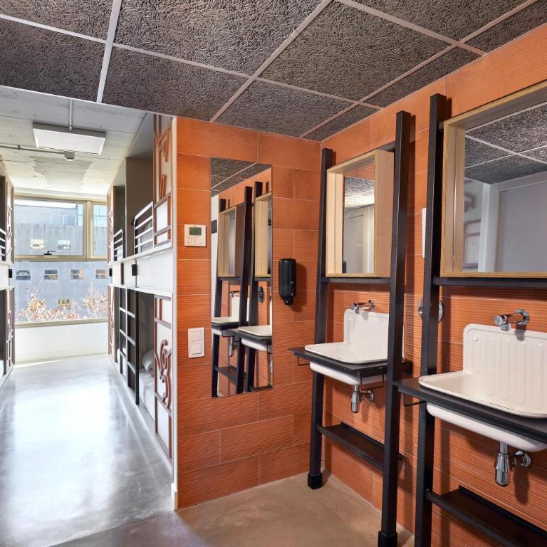 Unite Hostel Barcelona - Bed in 8-Bed Mixed Dormitory Room - 7