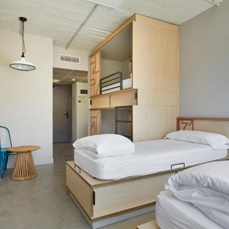 Unite Hostel Barcelona - Quadruple Room with Private Bathroom - 4