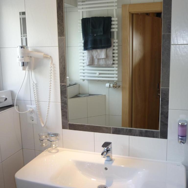 Hotel Europa Guest House - kein Personenaufzug - no elevator - Doppelzimmer mit Balkon - 7