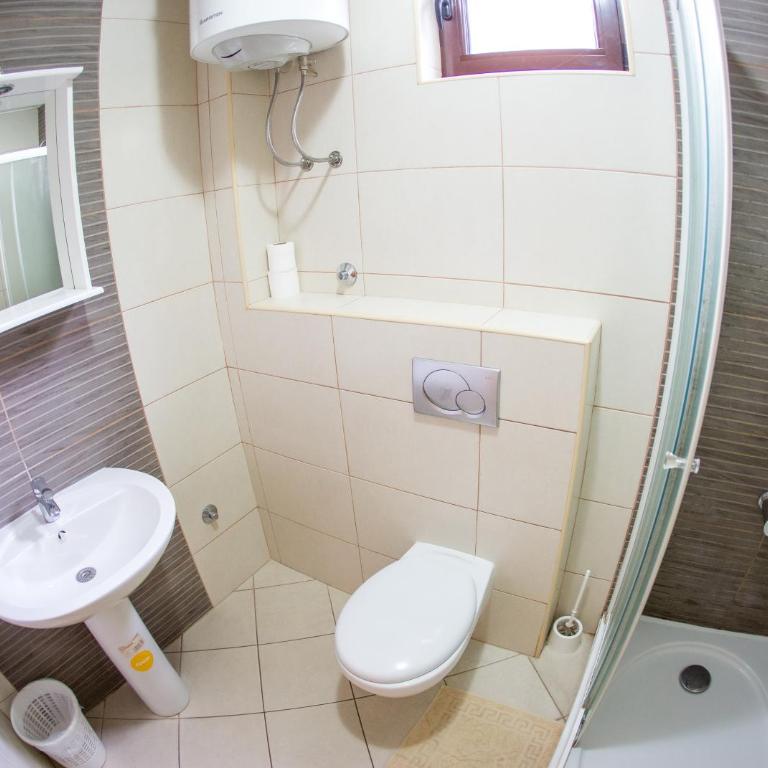 Guest House Mandarina - Dvokrevetna Soba sa Bračnim Krevetom i Balkonom - 4