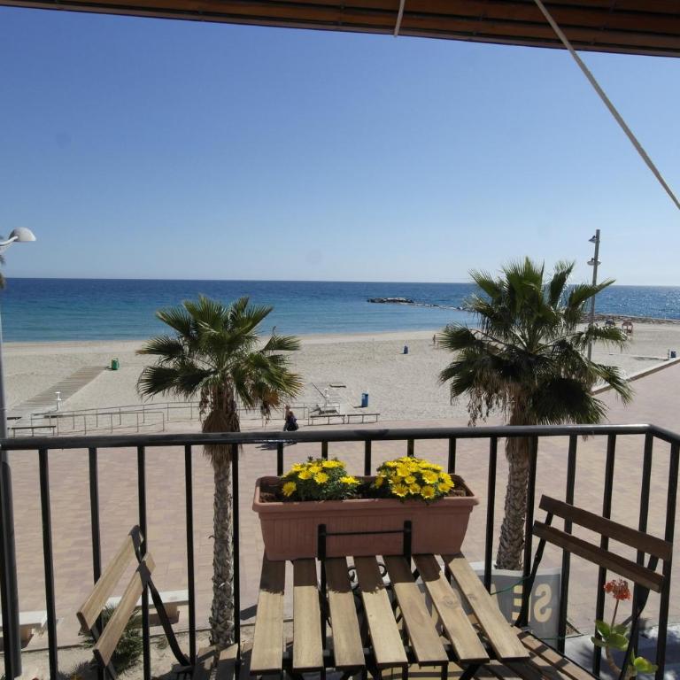 AR2B, coqueto apartamento en primera línea de playa - Apartment with Balcony - 3