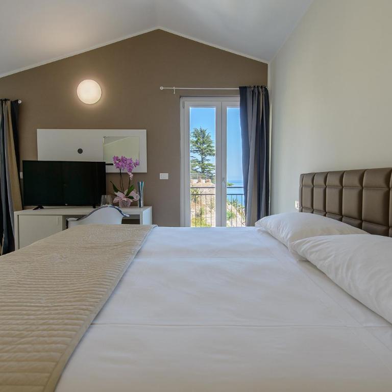 B&B Vistamare Suite - Camera Quadrupla con Balcone e Vista Mare - 1