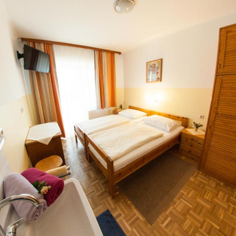 Frühstückspension Kölich - Kleines Doppelzimmer mit Balkon und Gemeinschaftsbad - 3