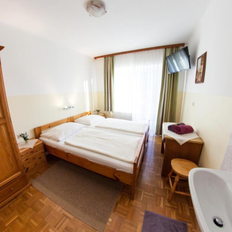 Frühstückspension Kölich - Kleines Doppelzimmer mit Balkon und Gemeinschaftsbad - 7