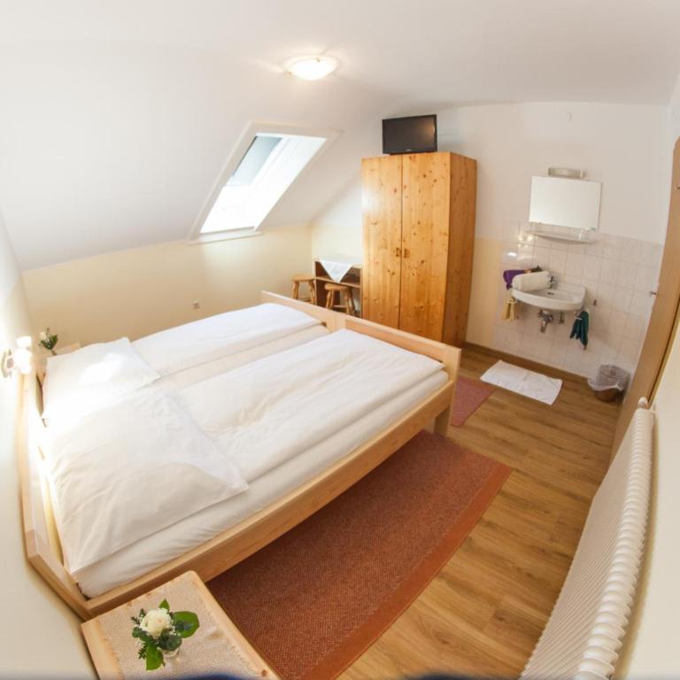 Frühstückspension Kölich - Kleines Doppelzimmer mit Gemeinschaftsbad - Dachgeschoss - 5