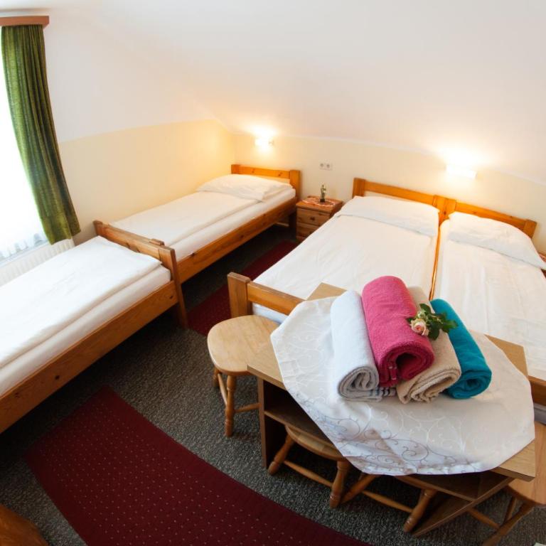 Frühstückspension Kölich - Kleines Vierbettzimmer mit Gemeinschaftsbad - Dachgeschoss - 4