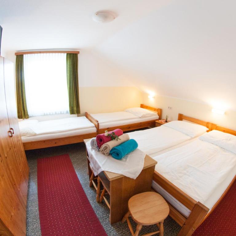 Frühstückspension Kölich - Kleines Vierbettzimmer mit Gemeinschaftsbad - Dachgeschoss - 3
