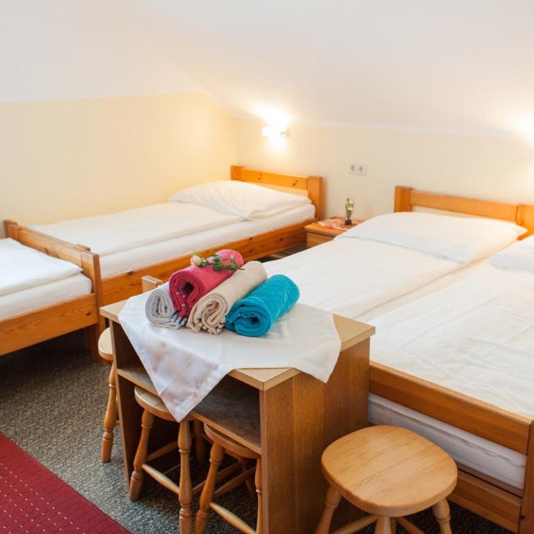 Frühstückspension Kölich - Kleines Vierbettzimmer mit Gemeinschaftsbad - Dachgeschoss - 6