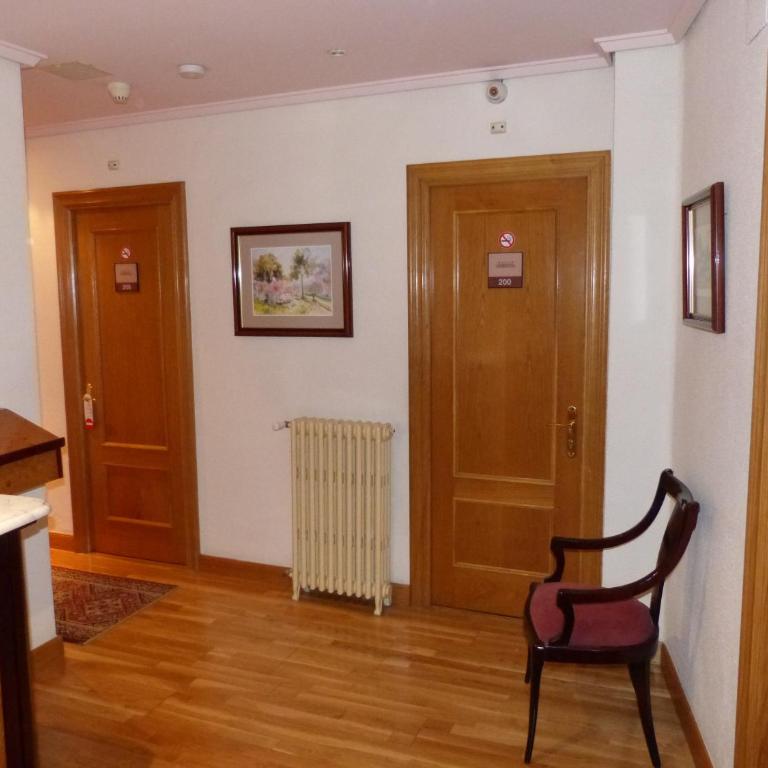 Hostal Navarra - Habitación con cama grande y balcón - 4