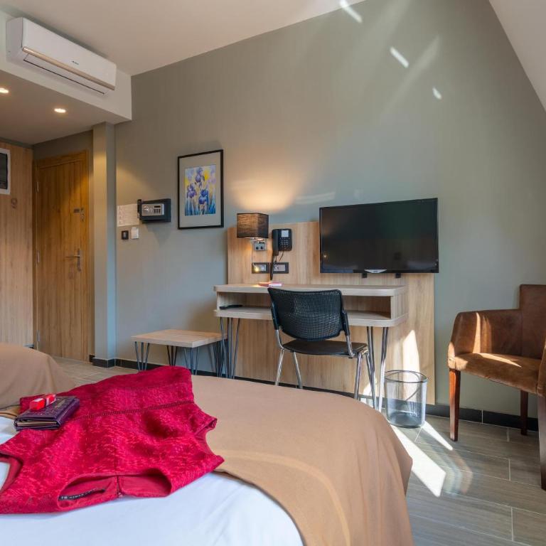Hotel Resurs - Dvokrevetna Soba sa Bračnim Krevetom /2 Zasebna Kreveta i Sopstvenim Kupatilom - 12