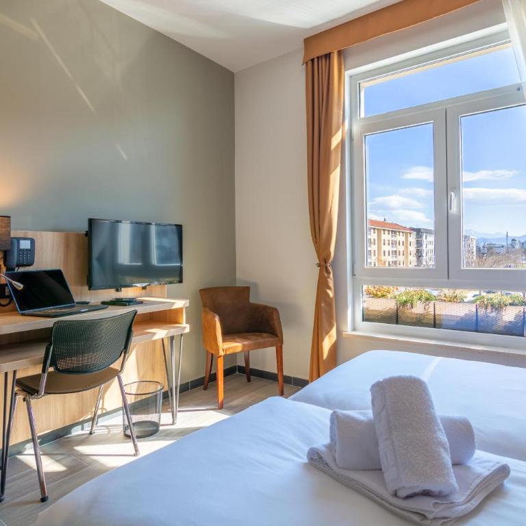 Hotel Resurs - Dvokrevetna Soba sa Bračnim Krevetom /2 Zasebna Kreveta i Sopstvenim Kupatilom - 2