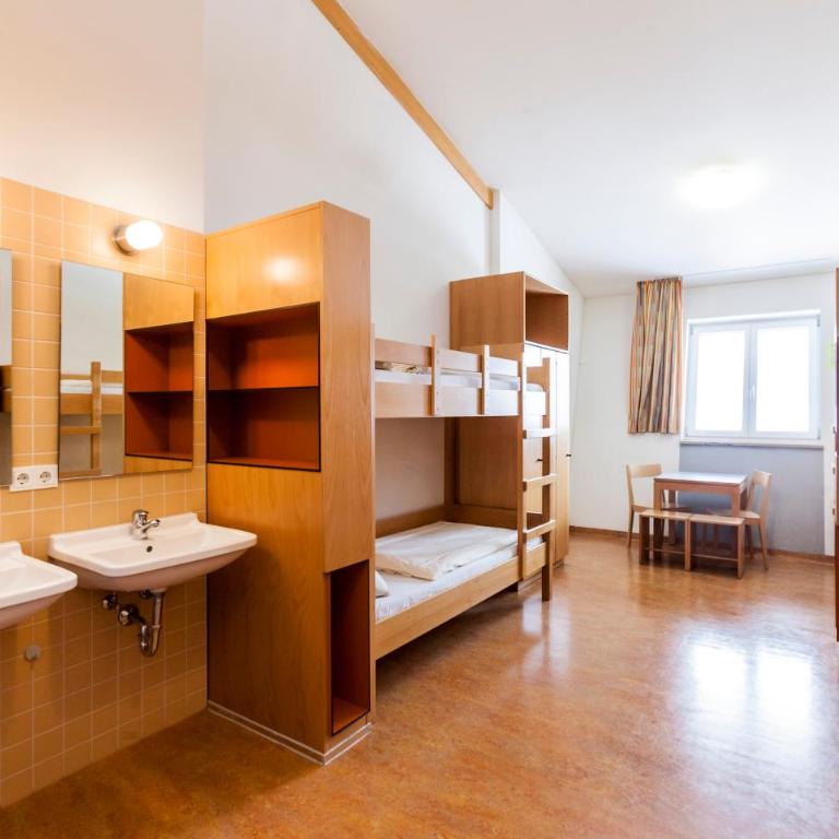 Jugendherberge Garmisch-Partenkirchen - membership required! - Sechsbettzimmer mit Gemeinschaftsbad - 4