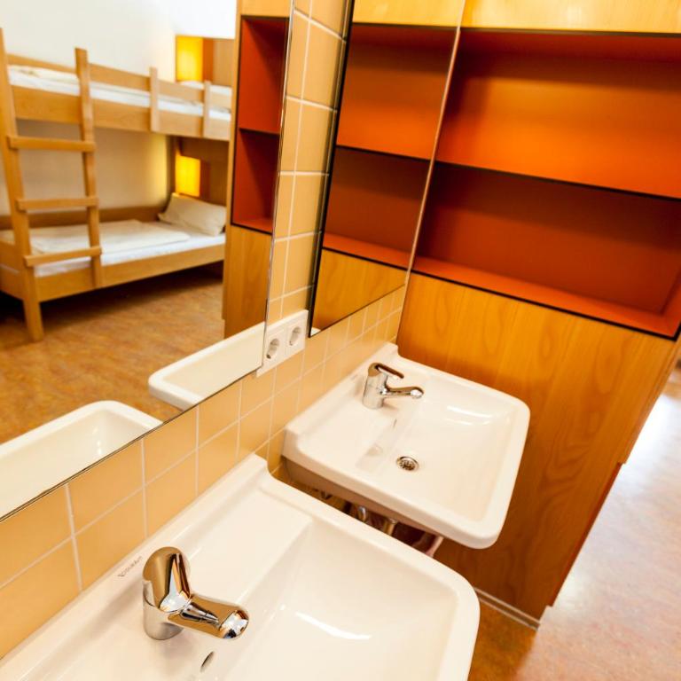 Jugendherberge Garmisch-Partenkirchen - membership required! - Sechsbettzimmer mit Gemeinschaftsbad - 5