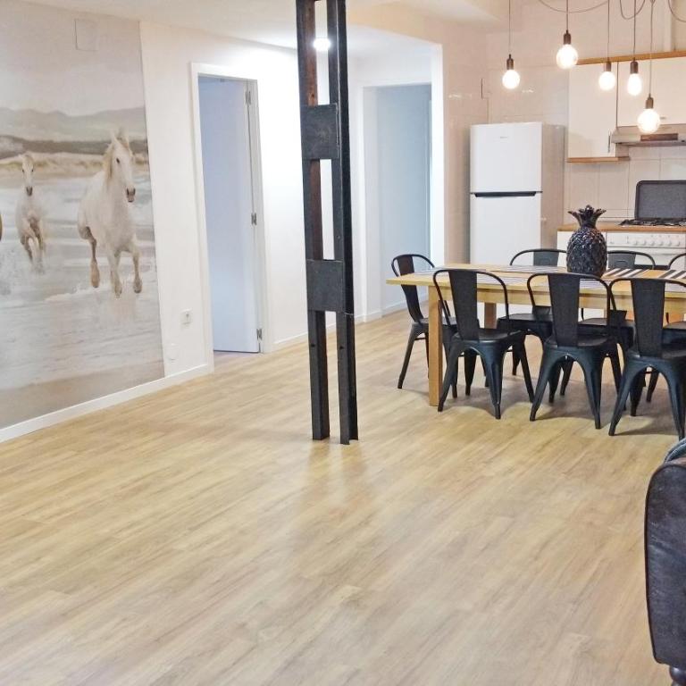 Diseño, calidad, tranquilidad, y muy céntrico - Three-Bedroom Apartment - 1