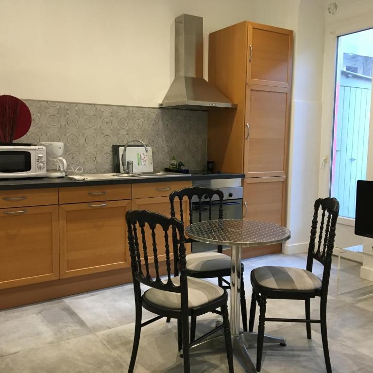 Heart of Nice Harboor cosy and central - Two-Bedroom Apartment with Balcony - 3