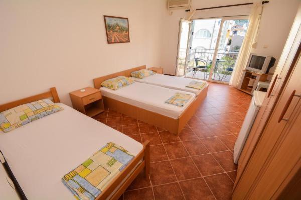 Guesthouse MB Knezevic - Klasična Trokrevetna Soba - 9