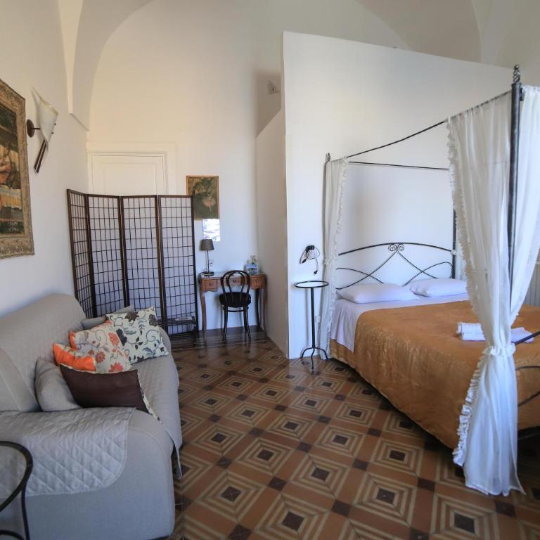 Palazzo Barba - Camera Matrimoniale con Balcone e Vista Mare - 2