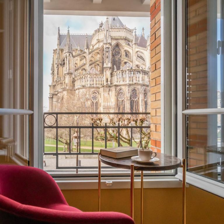 Les Suites 7 Anges - Vue Cathédrale, Parking & Centre Historique Reims - Three-Bedroom Suite CHAGALL with Terrace & Jacuzzi - 7