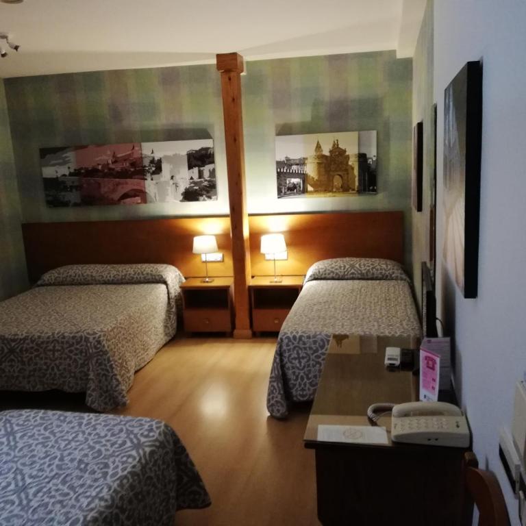 Hostal Santo Tomé - Habitación Doble con cama supletoria - 1 o 2 camas - 4