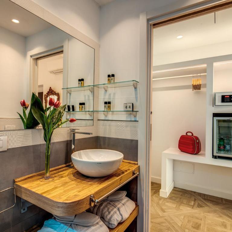 Sorrento Square Suites - Camera Matrimoniale con Bagno Privato e Balcone - 9
