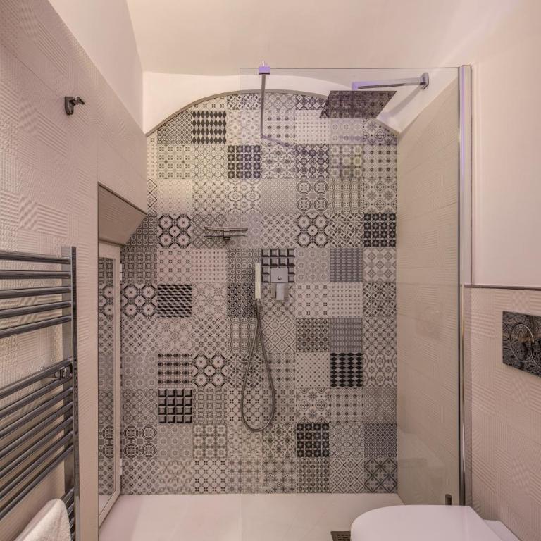Sorrento Square Suites - Camera Matrimoniale con Bagno Privato e Balcone - 14