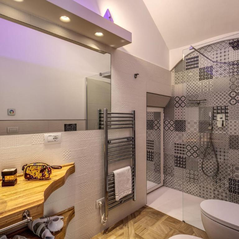 Sorrento Square Suites - Camera Matrimoniale con Bagno Privato e Balcone - 15