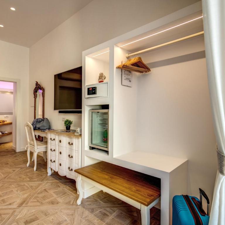 Sorrento Square Suites - Camera Matrimoniale con Bagno Privato e Balcone - 8