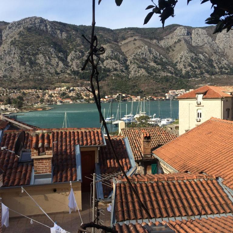 Chic & Stylish with Seaview-Terrace - Kotor Indah - Apartment - 1