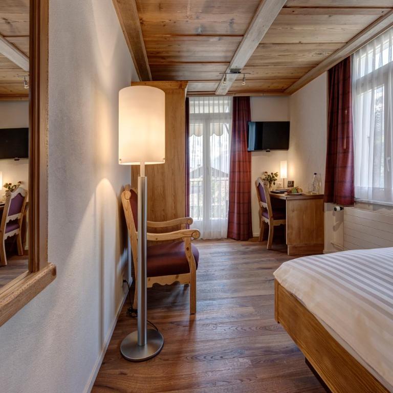 Hotel Schönegg - Deluxe Einzelzimmer mit Queensize-Bett und Bergblick - 4