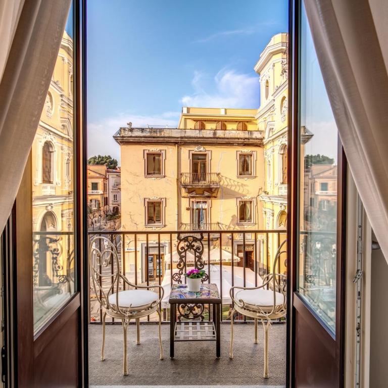 Sorrento Square Suites - Camera Matrimoniale con Bagno Privato e Balcone - 1