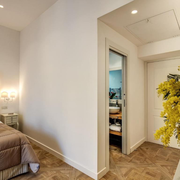 Sorrento Square Suites - Camera Matrimoniale con Bagno Privato e Balcone - 13