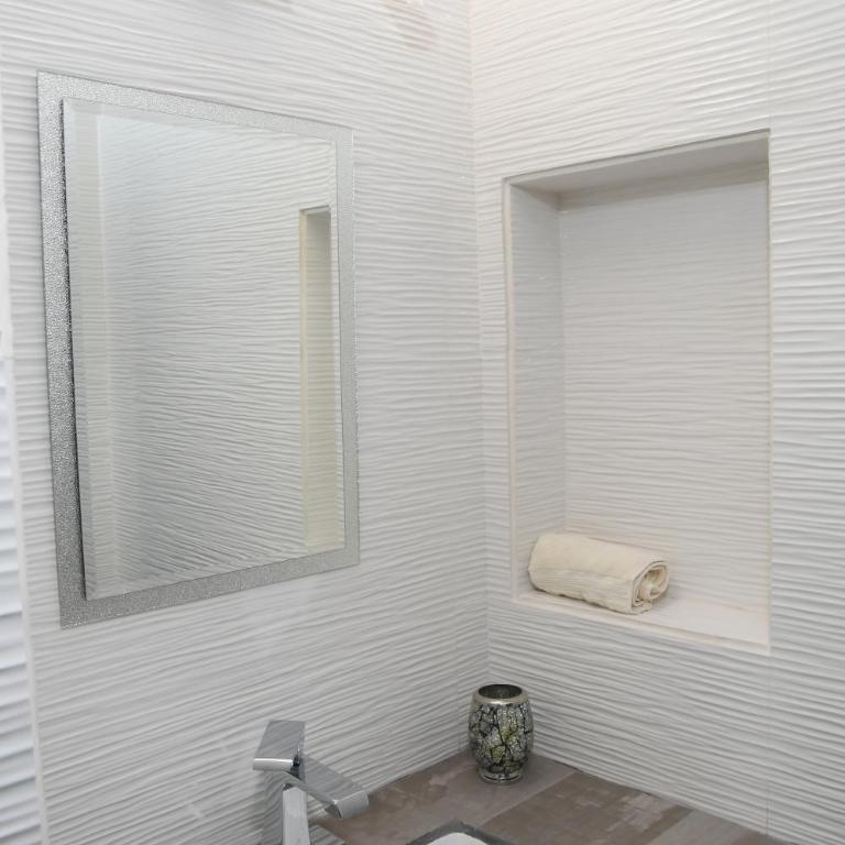 The House of Cinema - Double Room with Shared Bathroom - 9